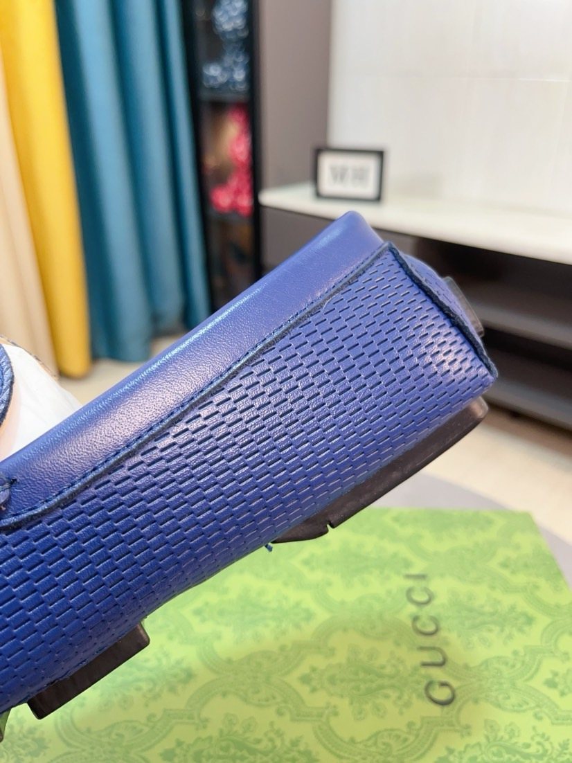 Gucci Blue Textured Hardware Loafers — detail