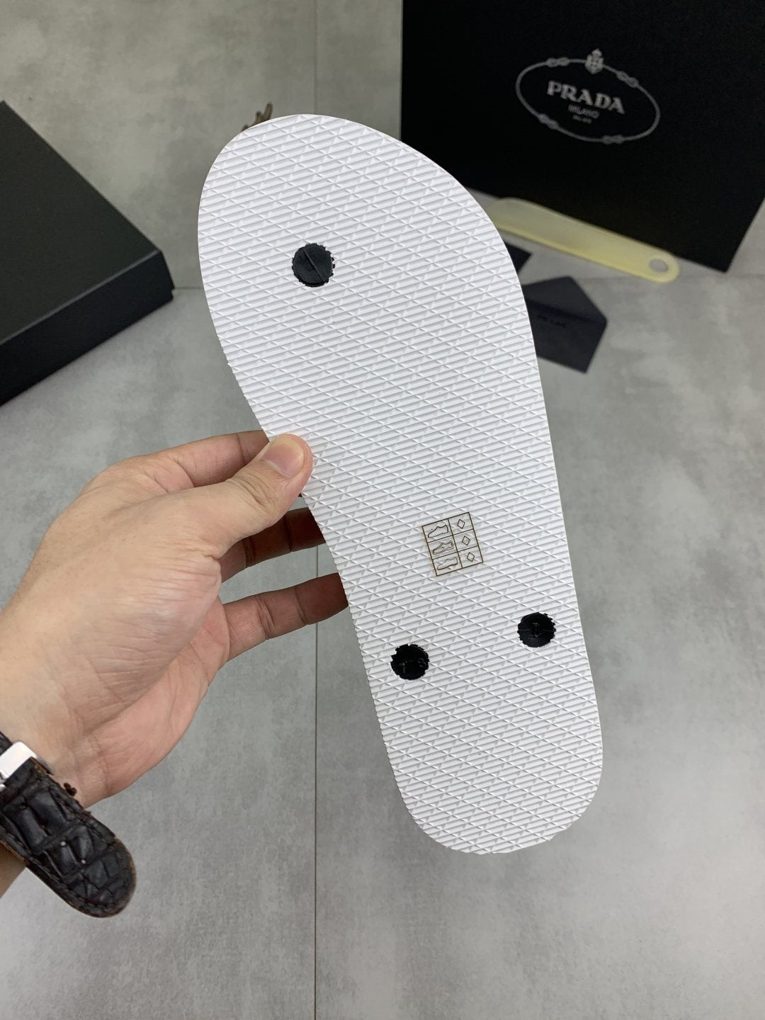 微商相册测试鞋子-Prada Printed Thong Flip-Flops — front