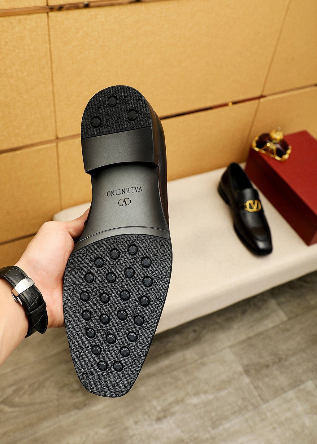 微商相册测试鞋子-Valentino Gold-Tone V Hardware Loafers — detail